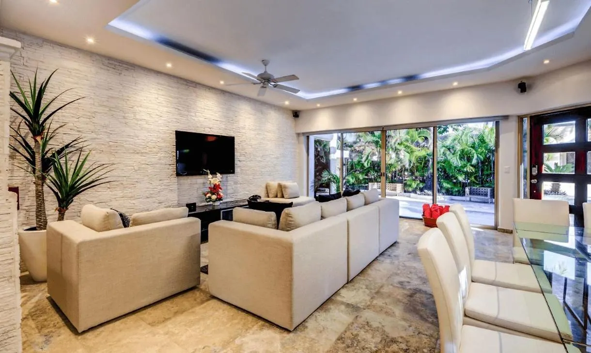 Luxury House In Playacar Steps To The Beach 普拉亚卡门
