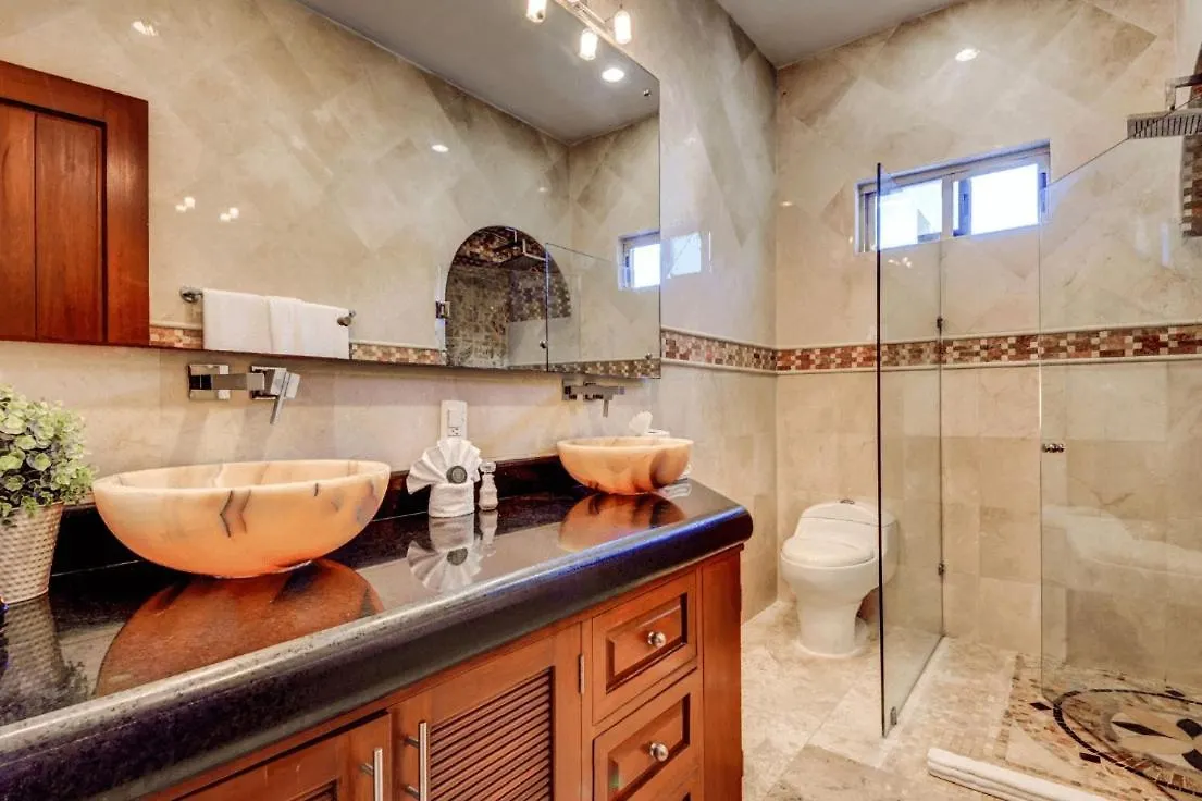 Luxury House In Playacar Steps To The Beach 普拉亚卡门